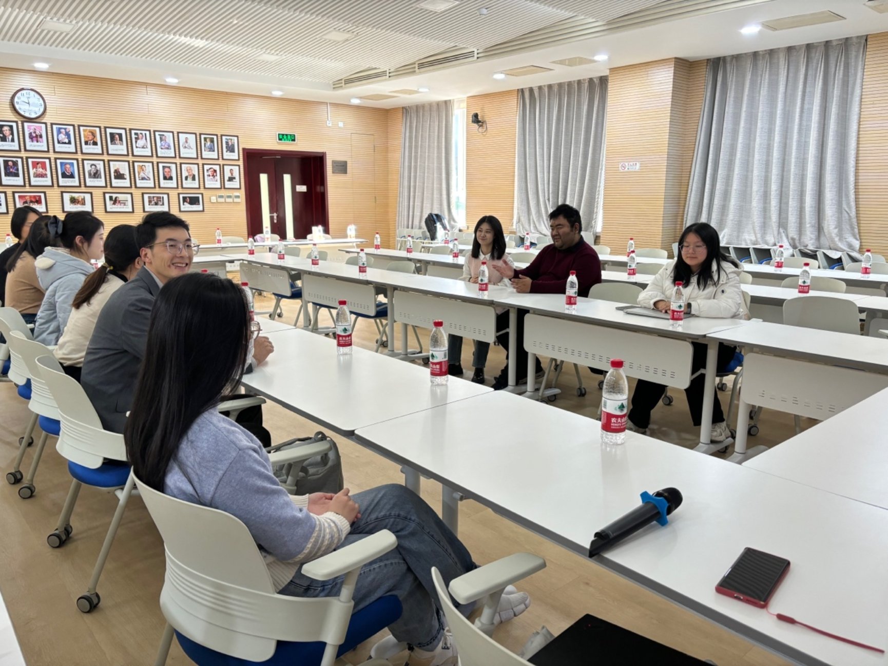 会议室里的人们

描述已自动生成