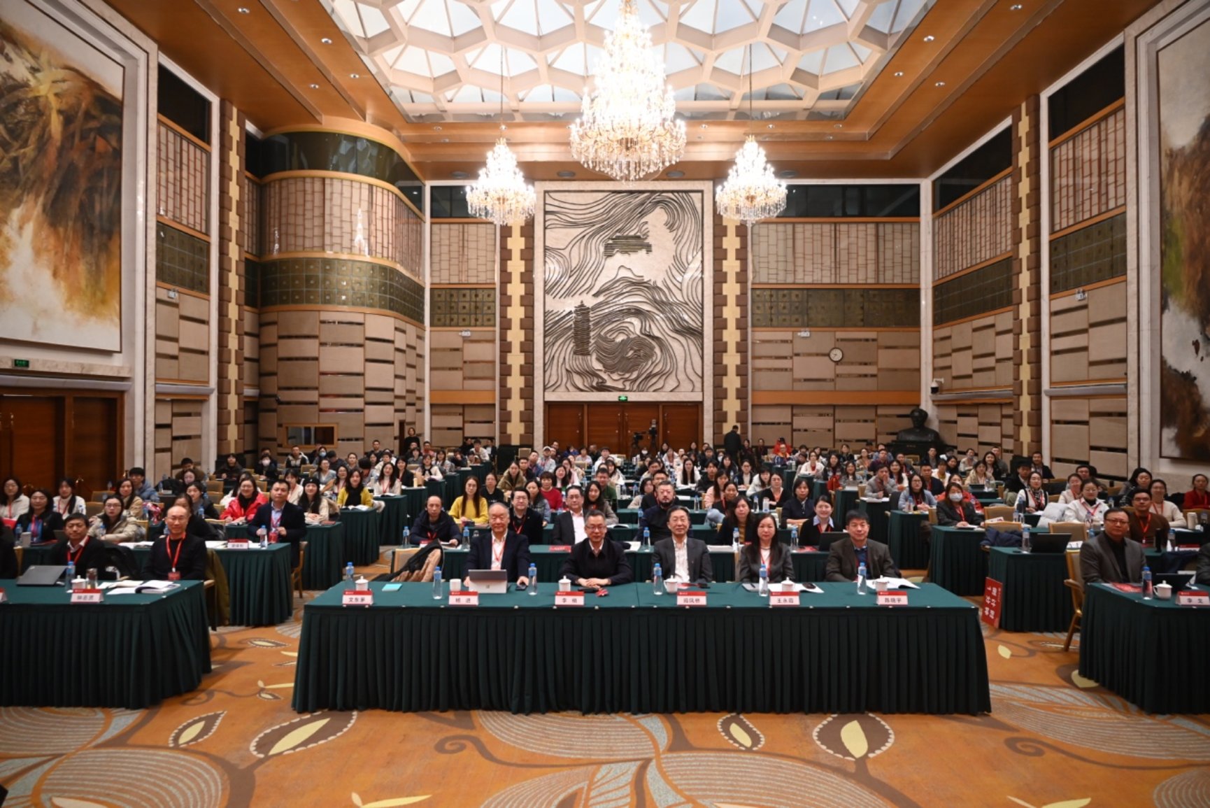 会议室里的人们

中度可信度描述已自动生成