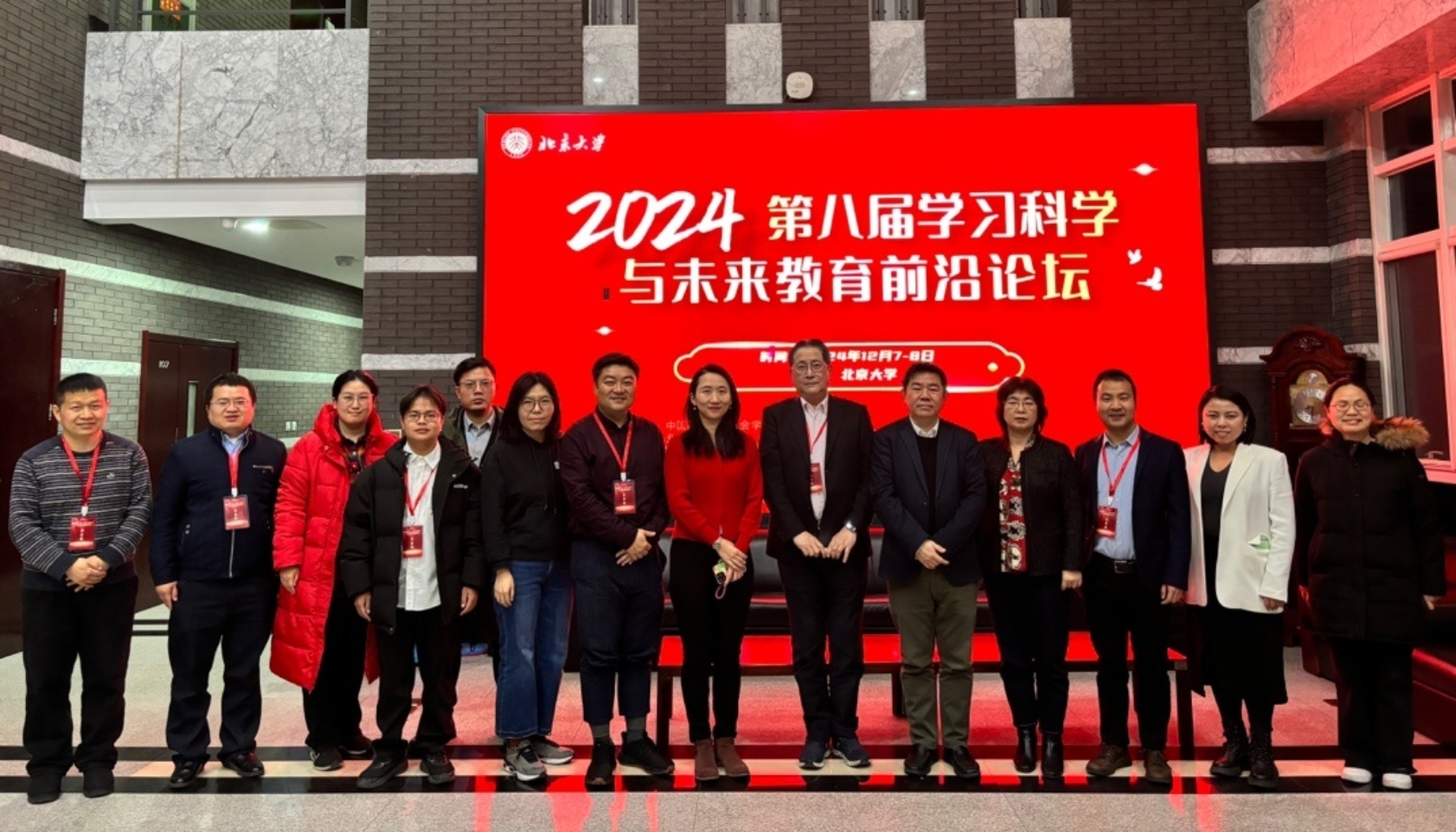 一群人站在一起

描述已自动生成