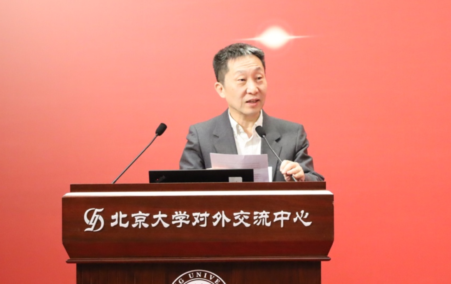 男人的照片上写着字

描述已自动生成