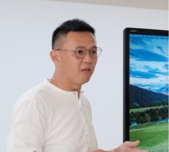 男人在电视前玩游戏

描述已自动生成