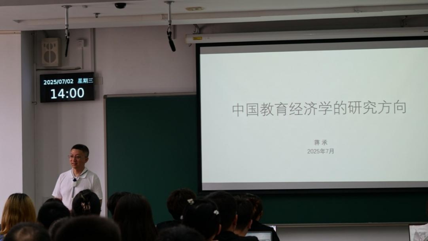 人们在看台上的人在讲话

中度可信度描述已自动生成