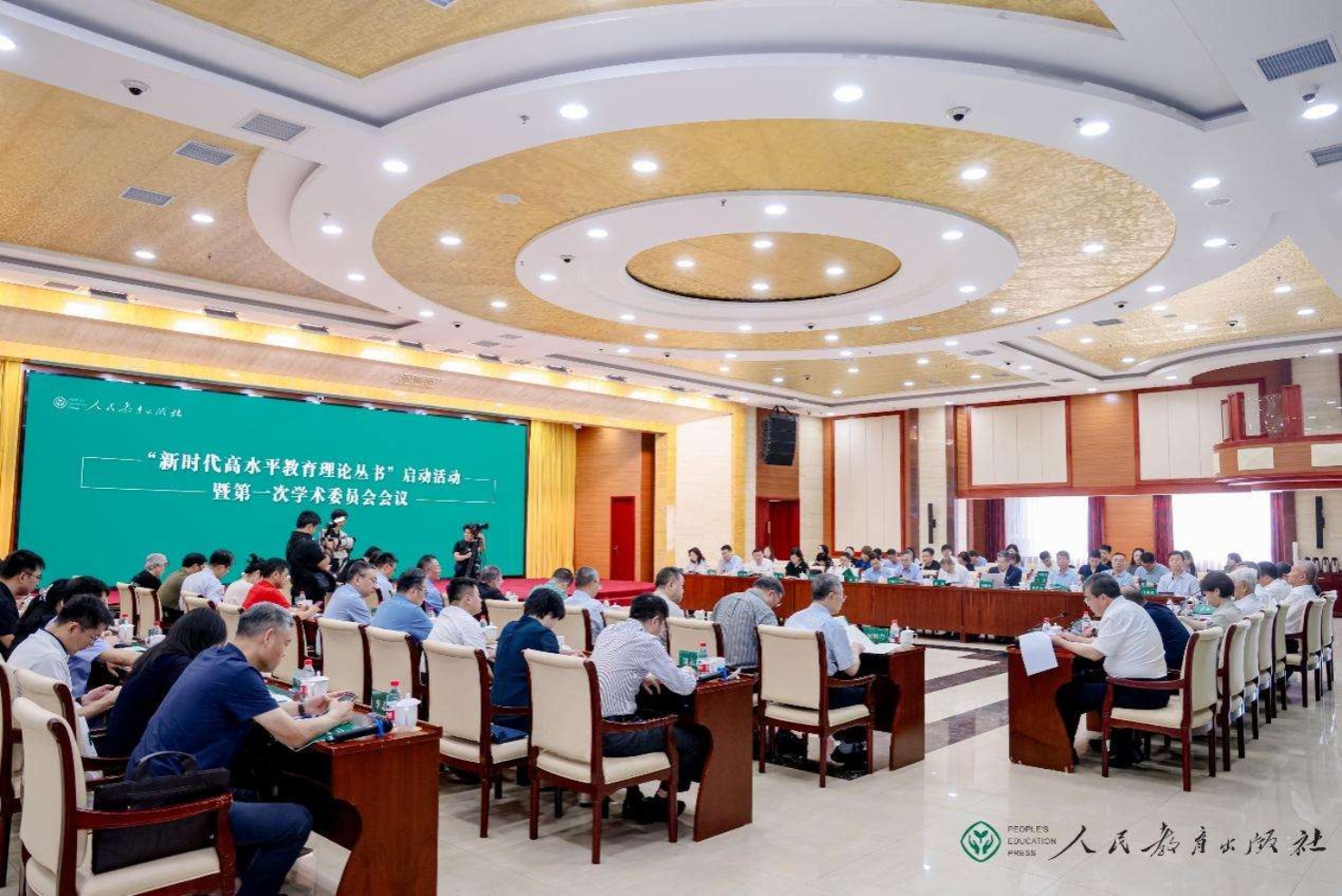 一群人在餐厅里 AI 生成的内容可能不正确。