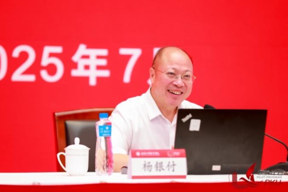 男人坐在桌子前

AI 生成的内容可能不正确。