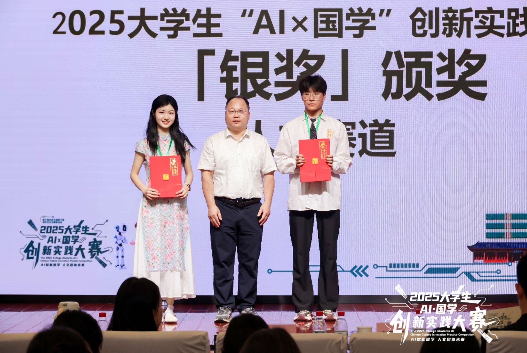 一群人站在一起

AI 生成的内容可能不正确。