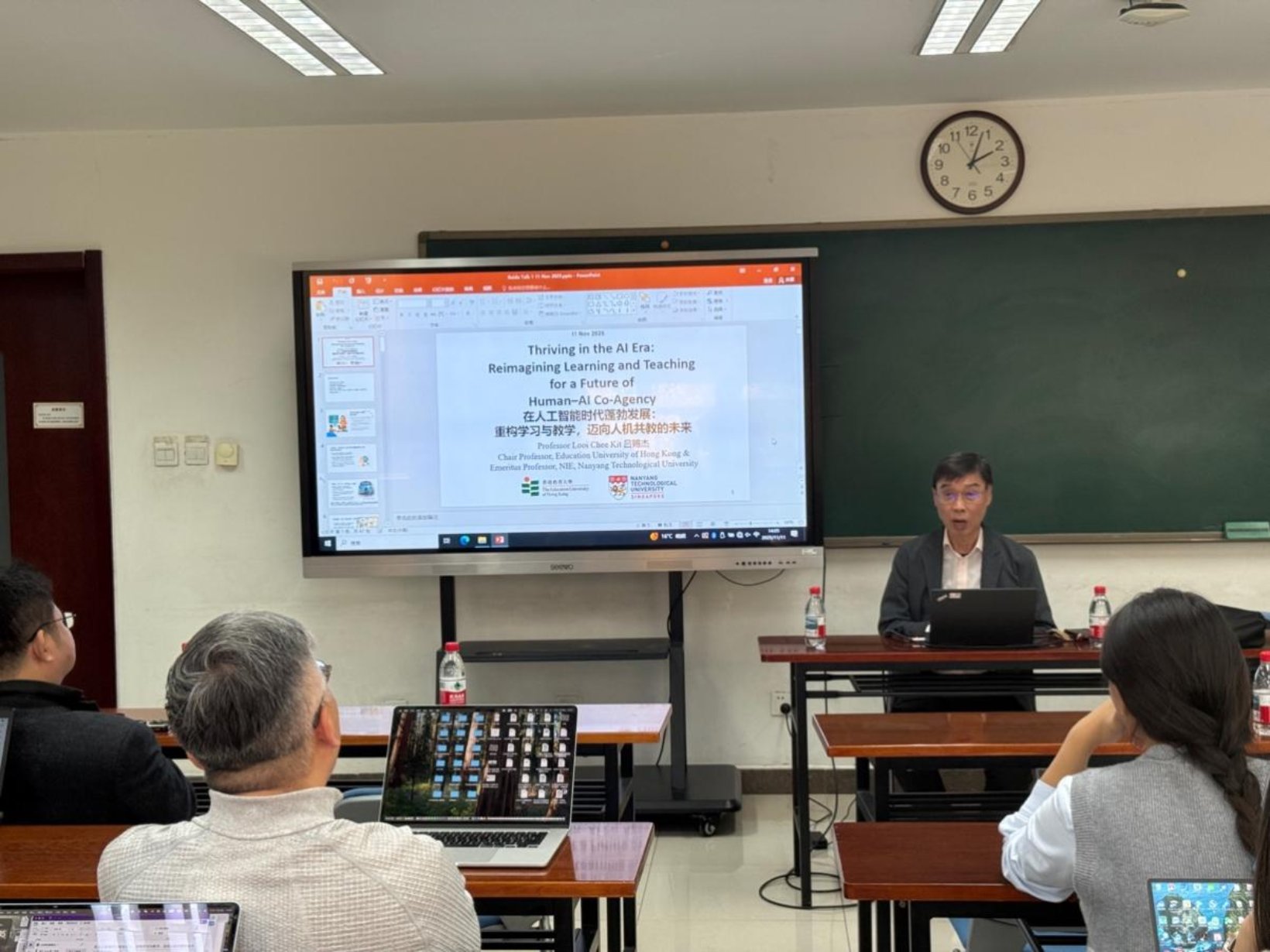 人们在看台上的人在电视前

AI 生成的内容可能不正确。